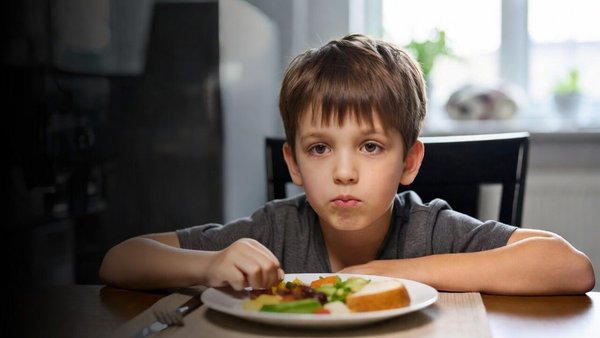 Comment aider un enfant difficile à manger sans stress